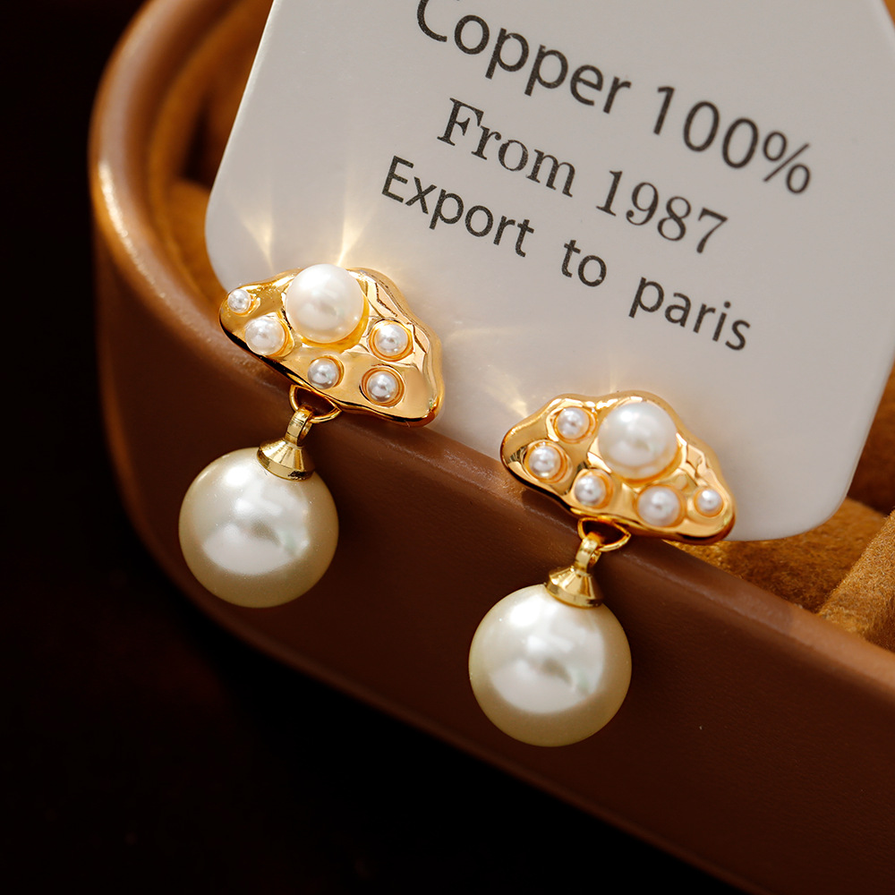 Hyacinth's original design of round pearl pendant earrings is a fashionable, light luxury and high-end accessory for women. It has become a bestseller in Douyin live streaming Application Scenario