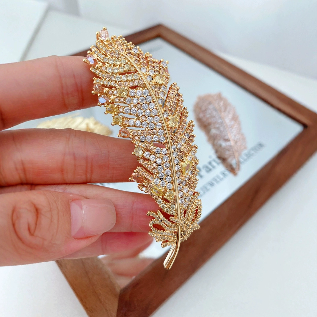 New exquisite and heavy zircon feather brooch, fashionable and elegant suit, large feather accessory, coat, sweater, brooch for women details Picture