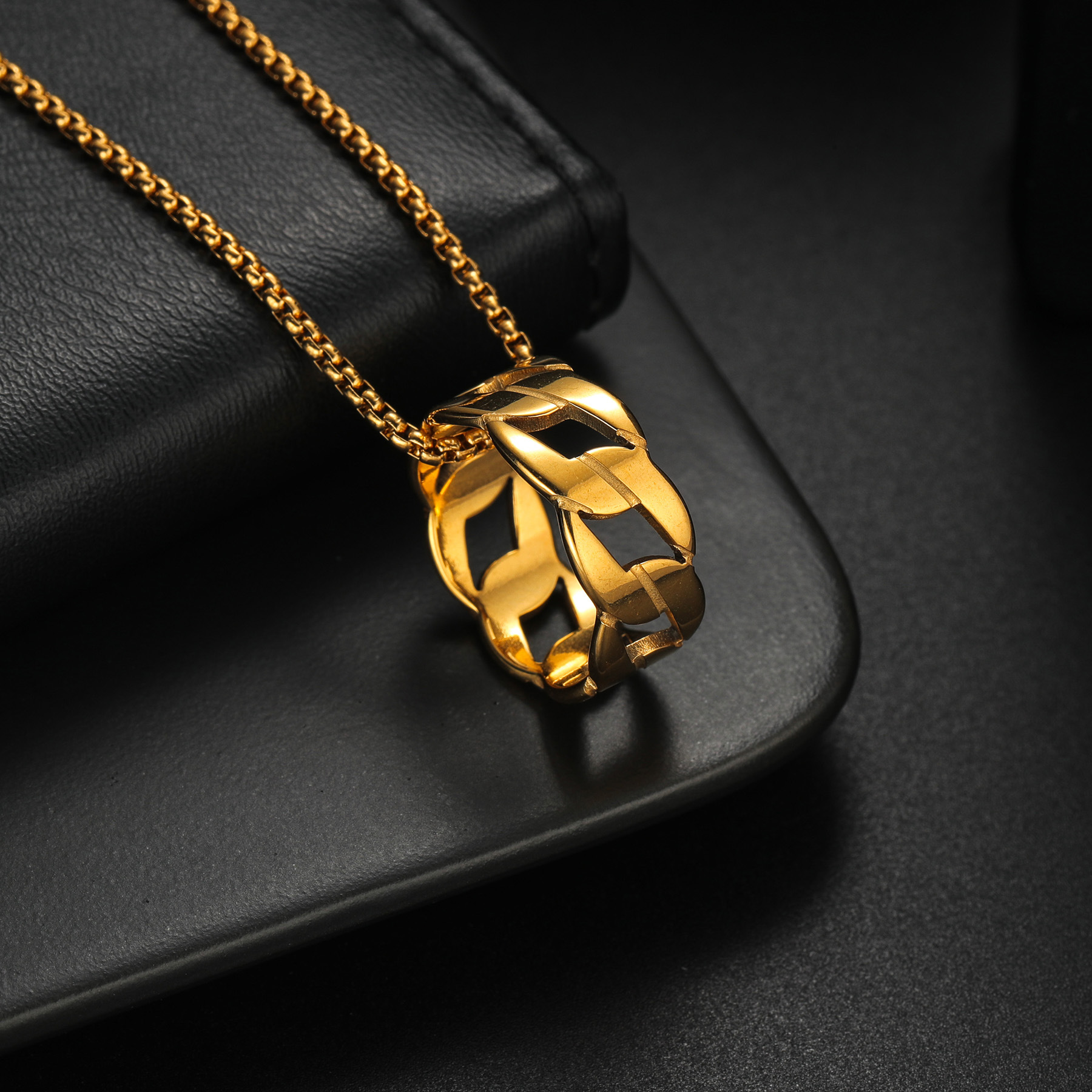 In 2024, Douyin's popular new European and American accessories feature a simple chain-shaped titanium steel pendant with a punk hip-hop style Application Scenario
