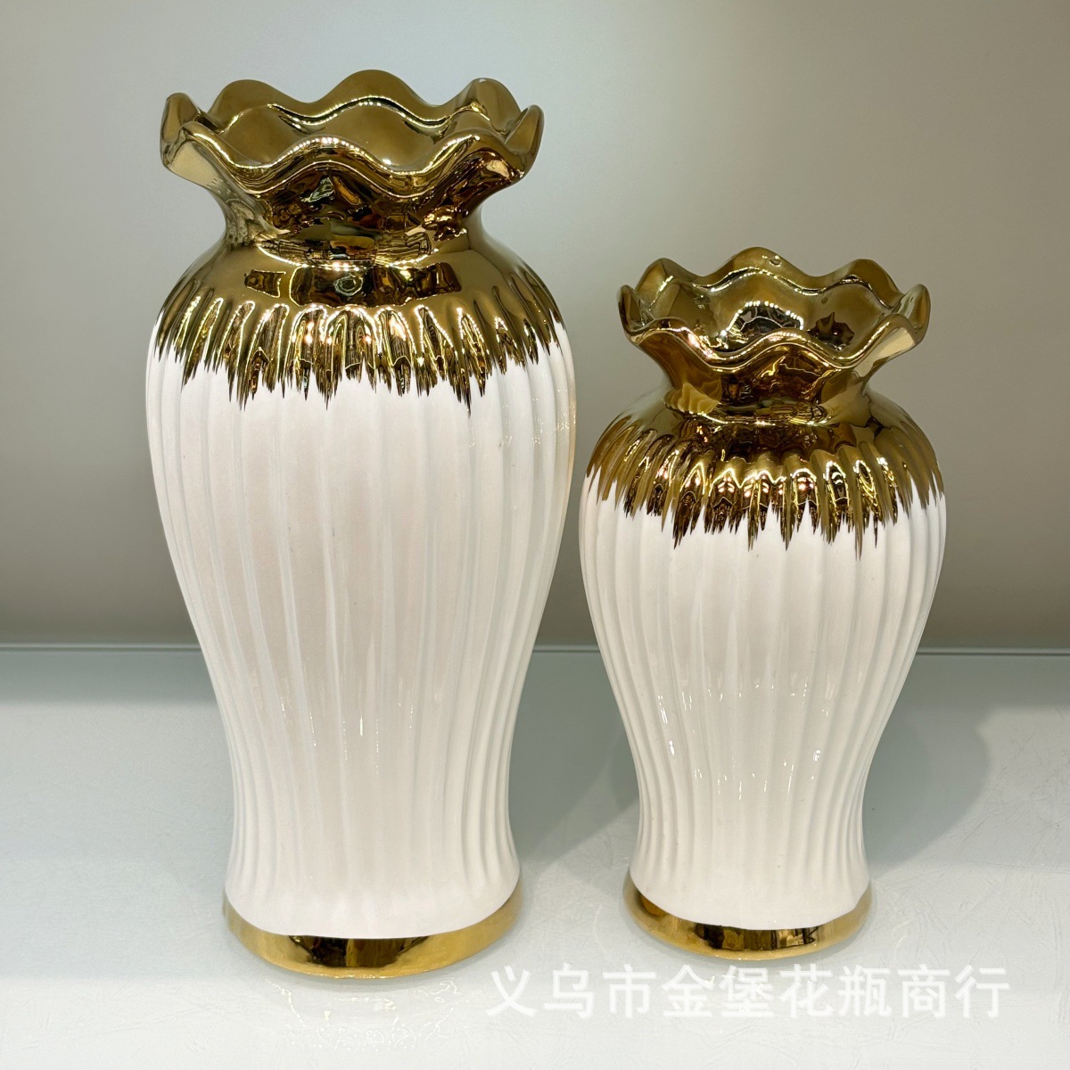 现代轻奢白金渐变竖纹荷叶花瓶客厅餐桌插花软装陶瓷摆件细节图