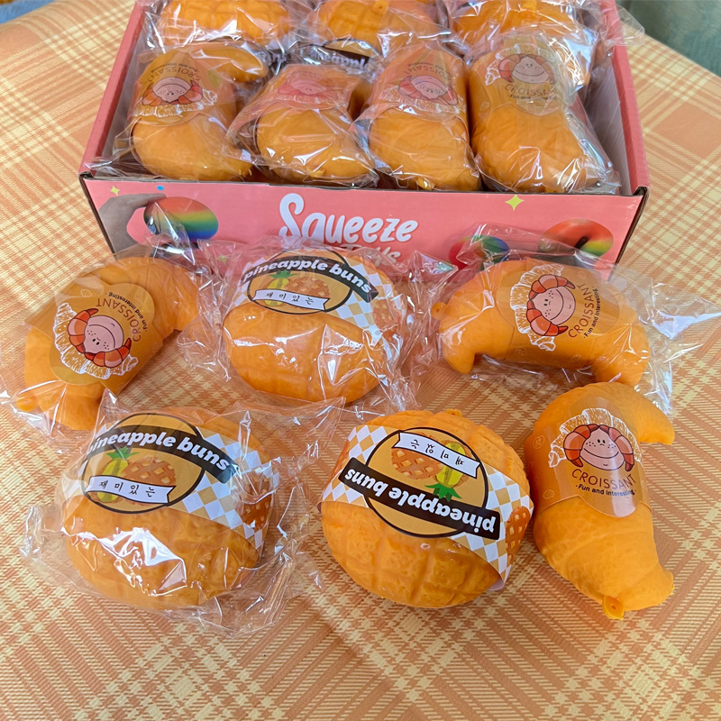 Creative simulation pineapple croissants, a fun and stress-relieving tool for children, are available for wholesale from Yiwu toy manufacturers details Picture