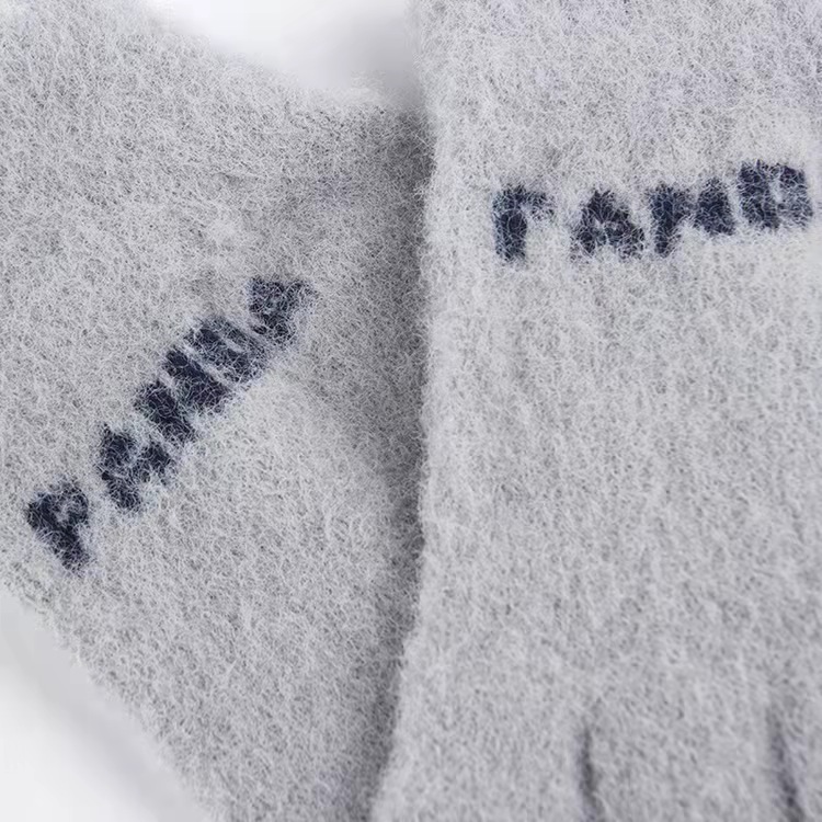 The new winter faux mink gloves for women with two and a half fingers are warm and fashionable. The panda gloves are designed for students to keep warm while writing details Picture