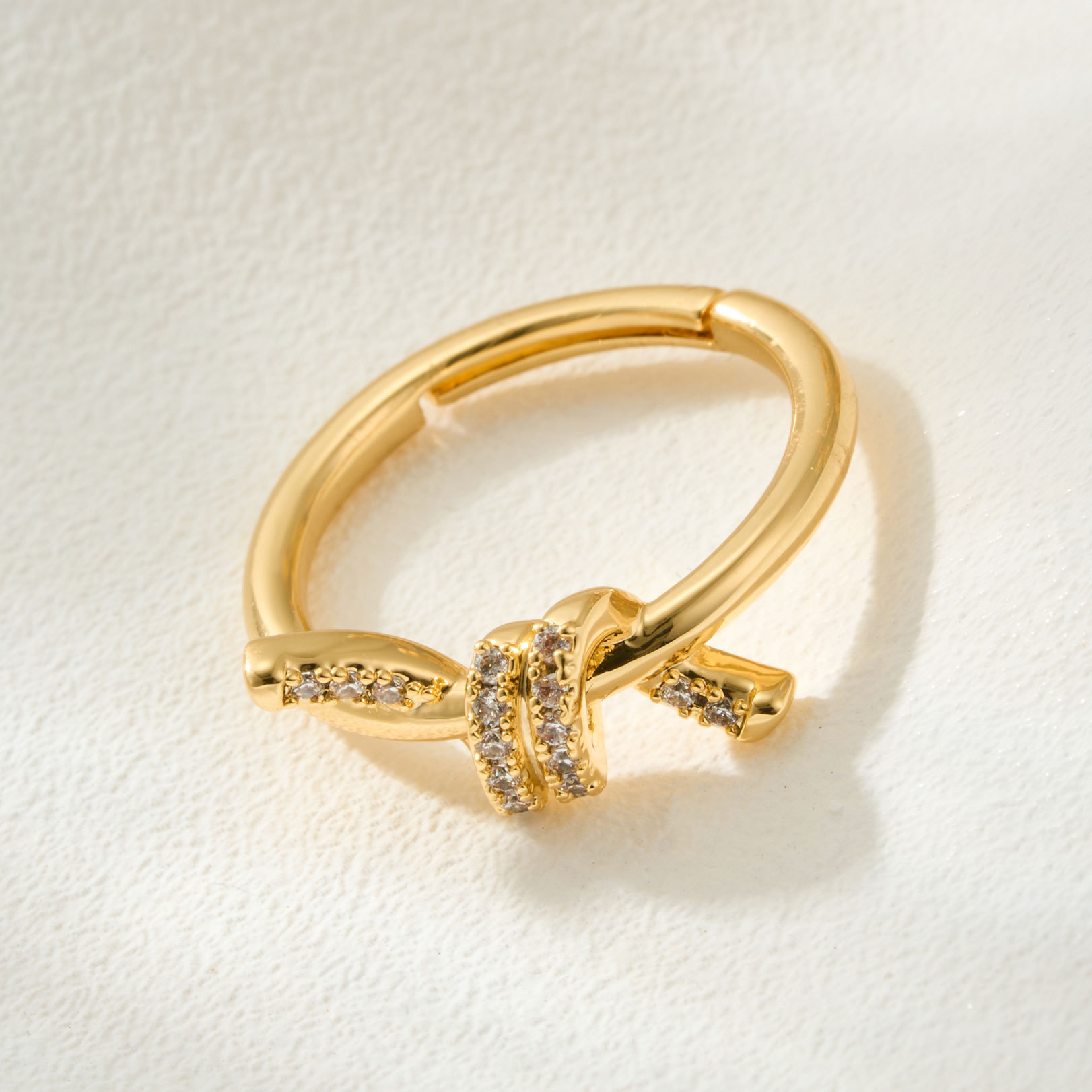A new, elegant and versatile knotted design open ring made of copper alloy with micro-inlaid zircon, adjustable and high-end index finger ring Application Scenario