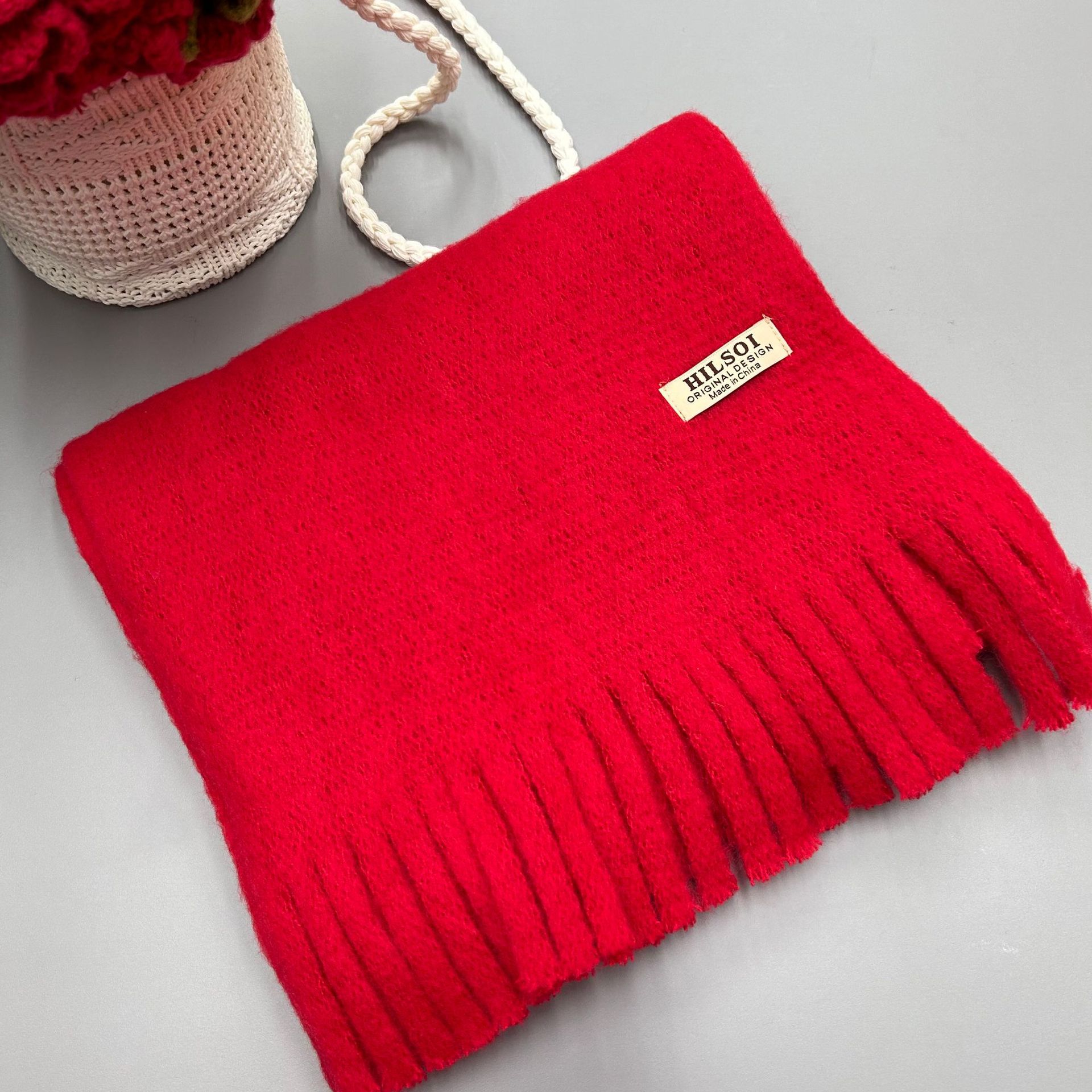 The 2024 new solid-color scarf is a must-have for women, providing warmth in winter. It's a Japanese-style, fashionable and versatile design. The thickened tassel faux cashmere scarf is also available Specification image