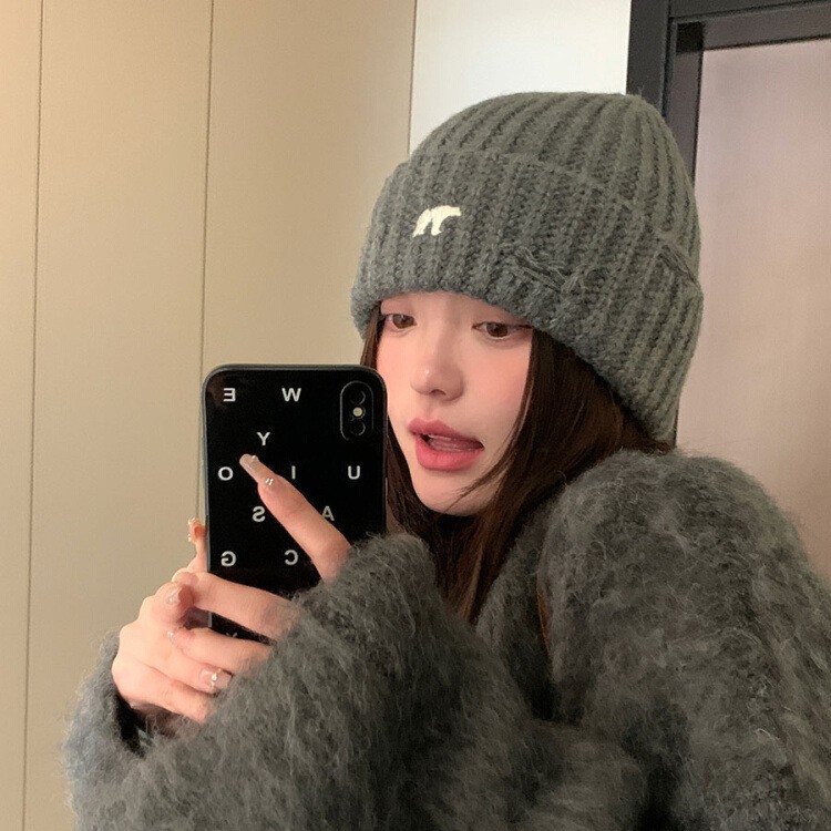 The new Korean style of the 2025 knitted cap for women's autumn and winter is versatile and warm. The thick woolen cap with a large head and ear guard makes the face look smaller