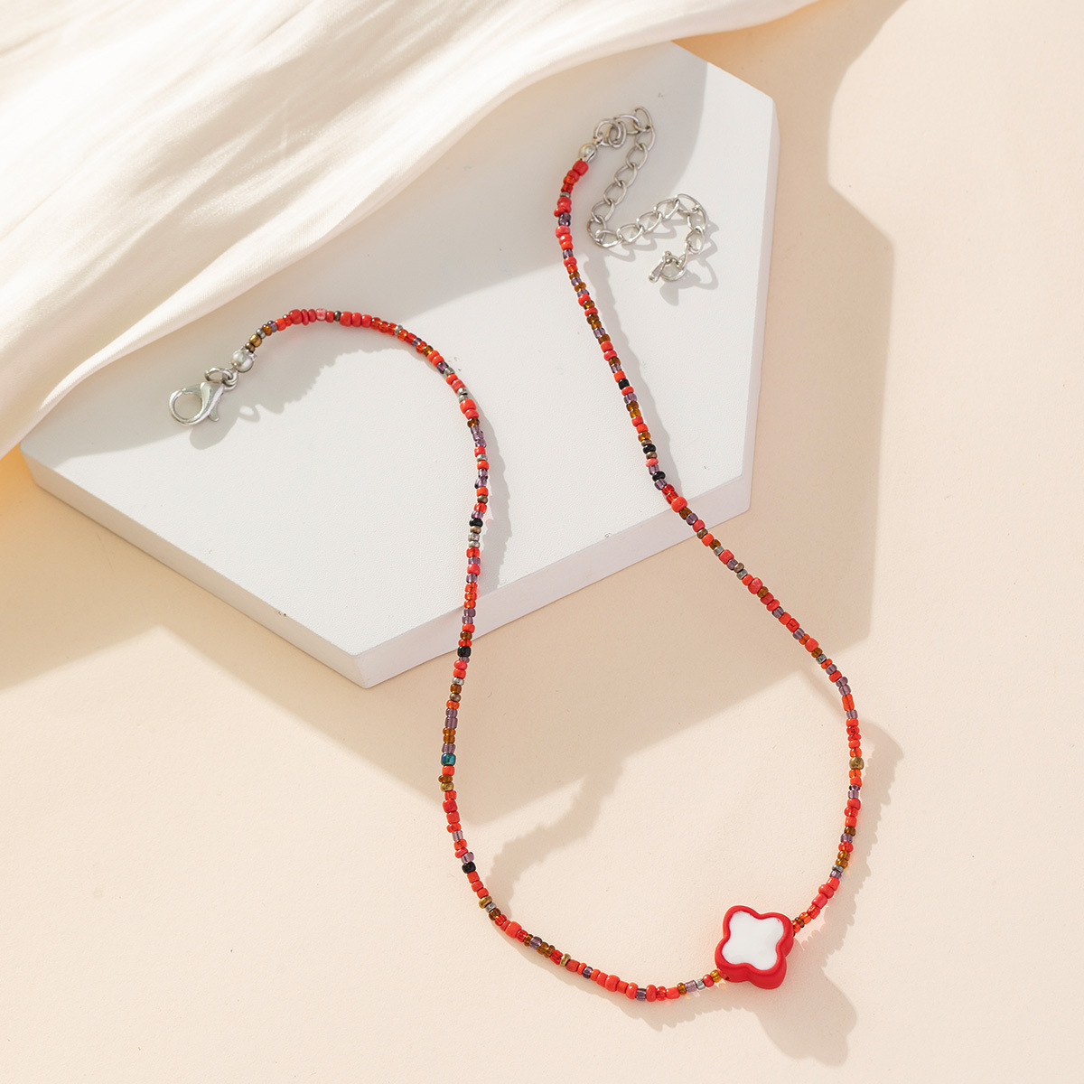 Colorful candy four-leaf flower rice bead beaded necklace, with a unique little Chanel style, sweet and elegant, high-end design, collarbone chain for women Application Scenario