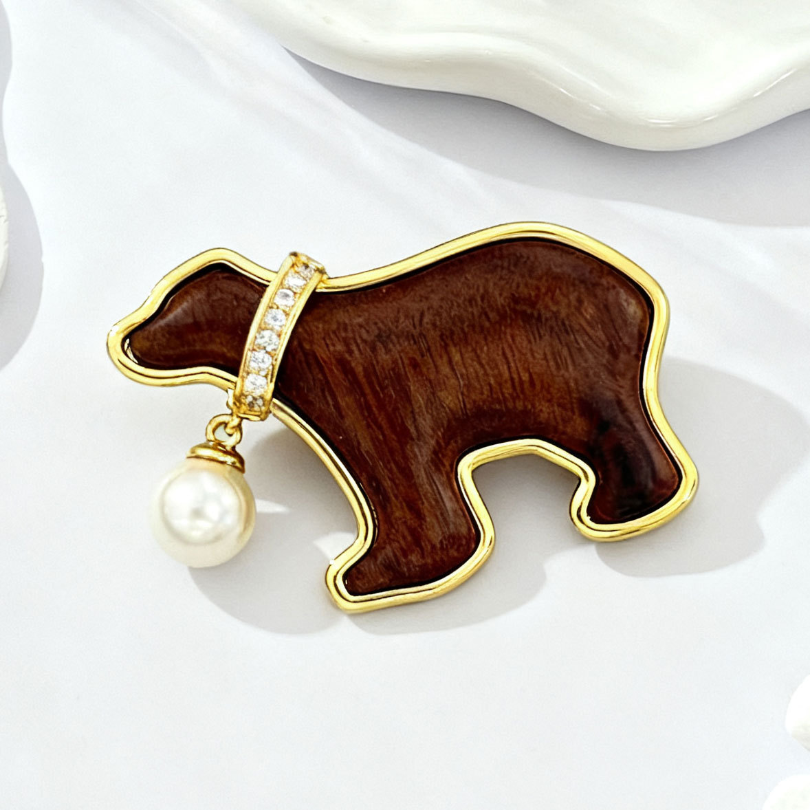 Childlike and light luxury style wooden art pearl bear brooch, copper alloy real gold electroplated micro-inlaid zircon animal brooch Application Scenario