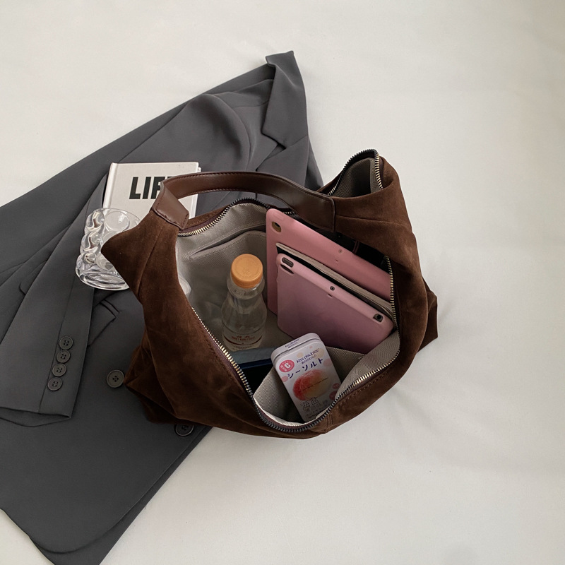 Retro matte tote bag, autumn and winter bag, commuter underarm bag, large-capacity single-shoulder tote bag, simple single-shoulder bag for women Application Scenario