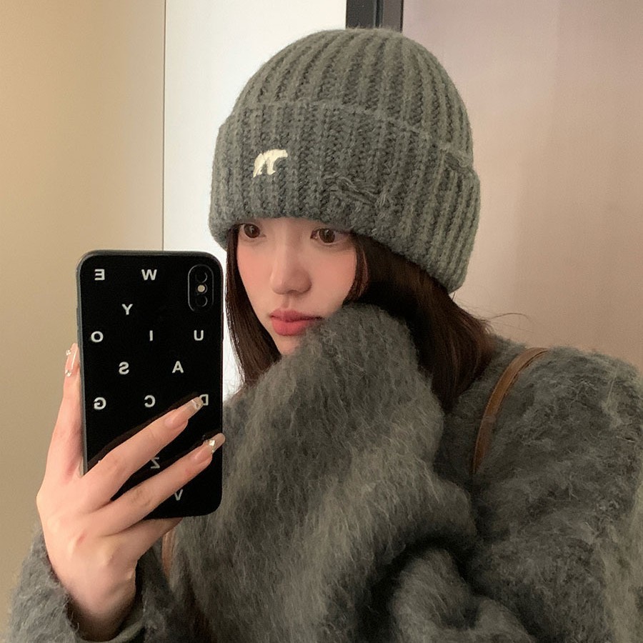 The new Korean style of the 2025 knitted cap for women's autumn and winter is versatile and warm. The thick woolen cap with a large head and ear guard makes the face look smaller details Picture