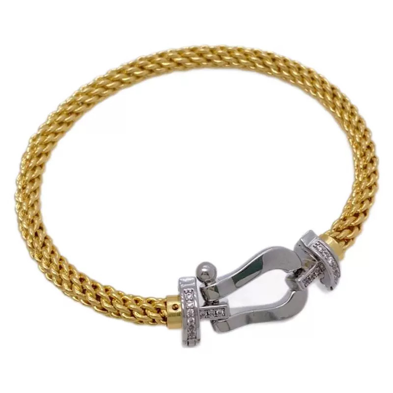 This 18K gold couple bracelet features a versatile horseshoe buckle and diamond inlay, exuding a sense of high-end European and American fashion Item Picture