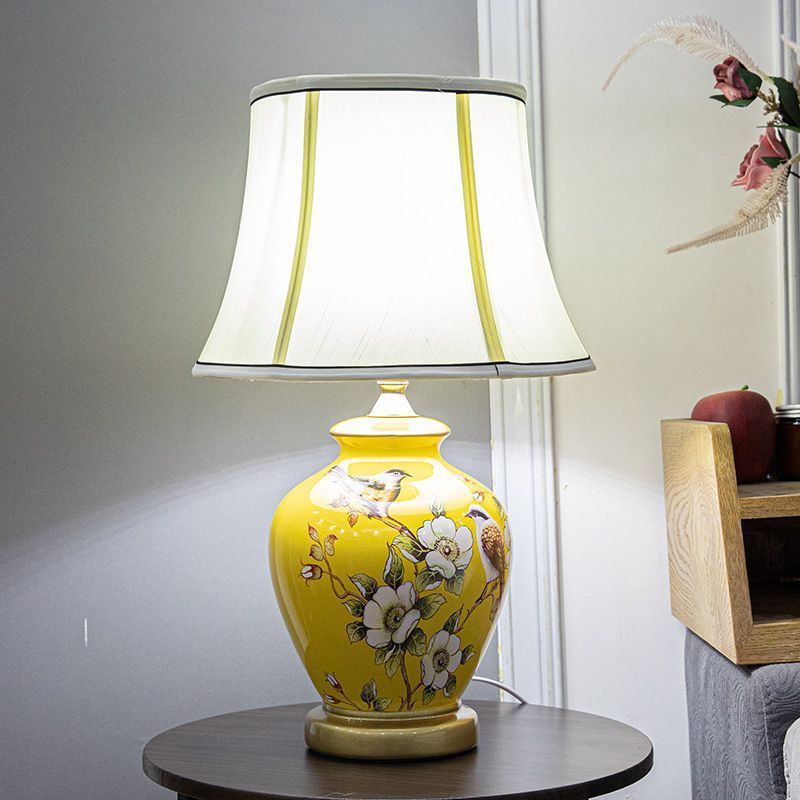 American country small table lamp, bedroom bedside lamp, European creative ceramic, simple modern living room, warm wedding room Item Picture