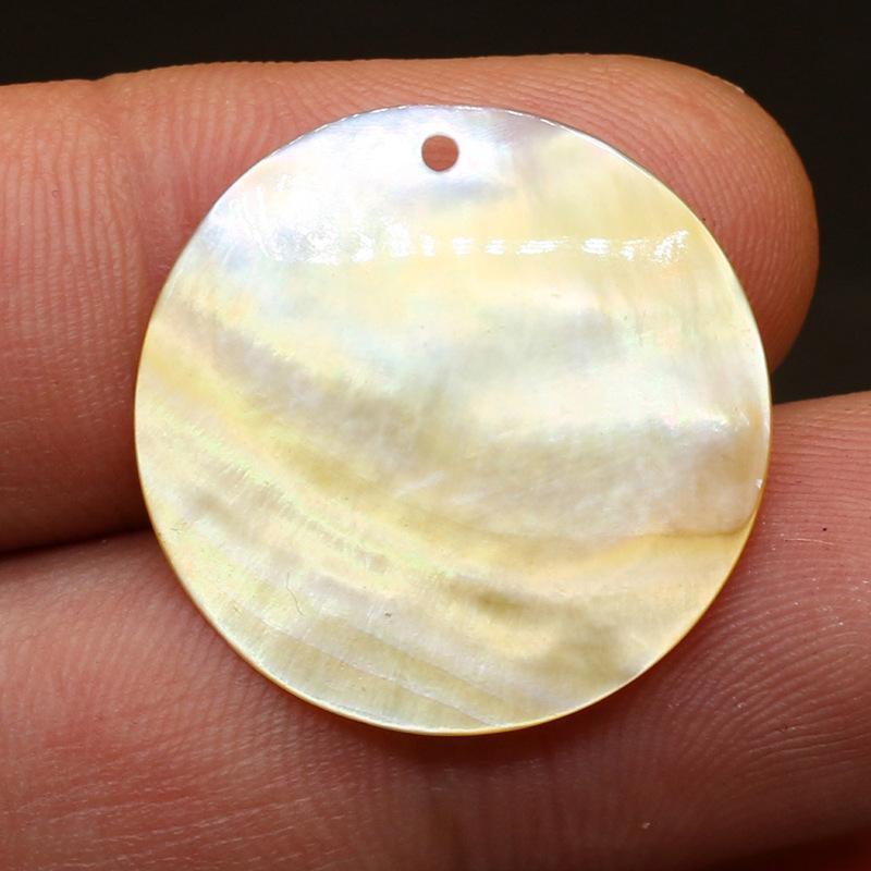 Simple and natural shell, sea shell, black shell, white shell pendants, DIY jewelry accessories, handcrafted jewelry necklaces Application Scenario