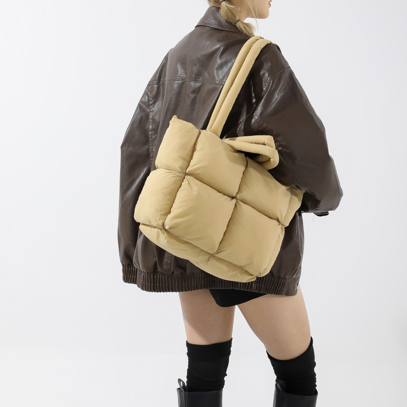 The new tote bag, puff bag, women's large-capacity soft and high-end cotton-filled bag, stylish and versatile underarm single-shoulder bag details Picture