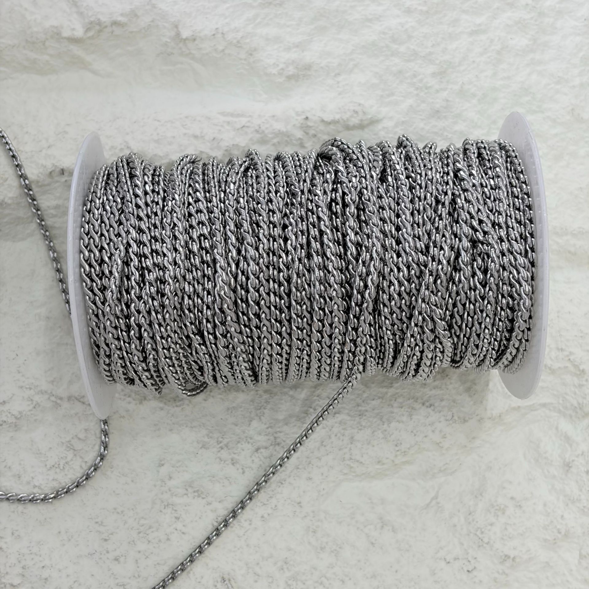 Stainless steel hammer round twisted rope chain, titanium steel hammer pattern twisted chain accessories, coiled plain chain, non-fading necklace bracelet chain Application Scenario