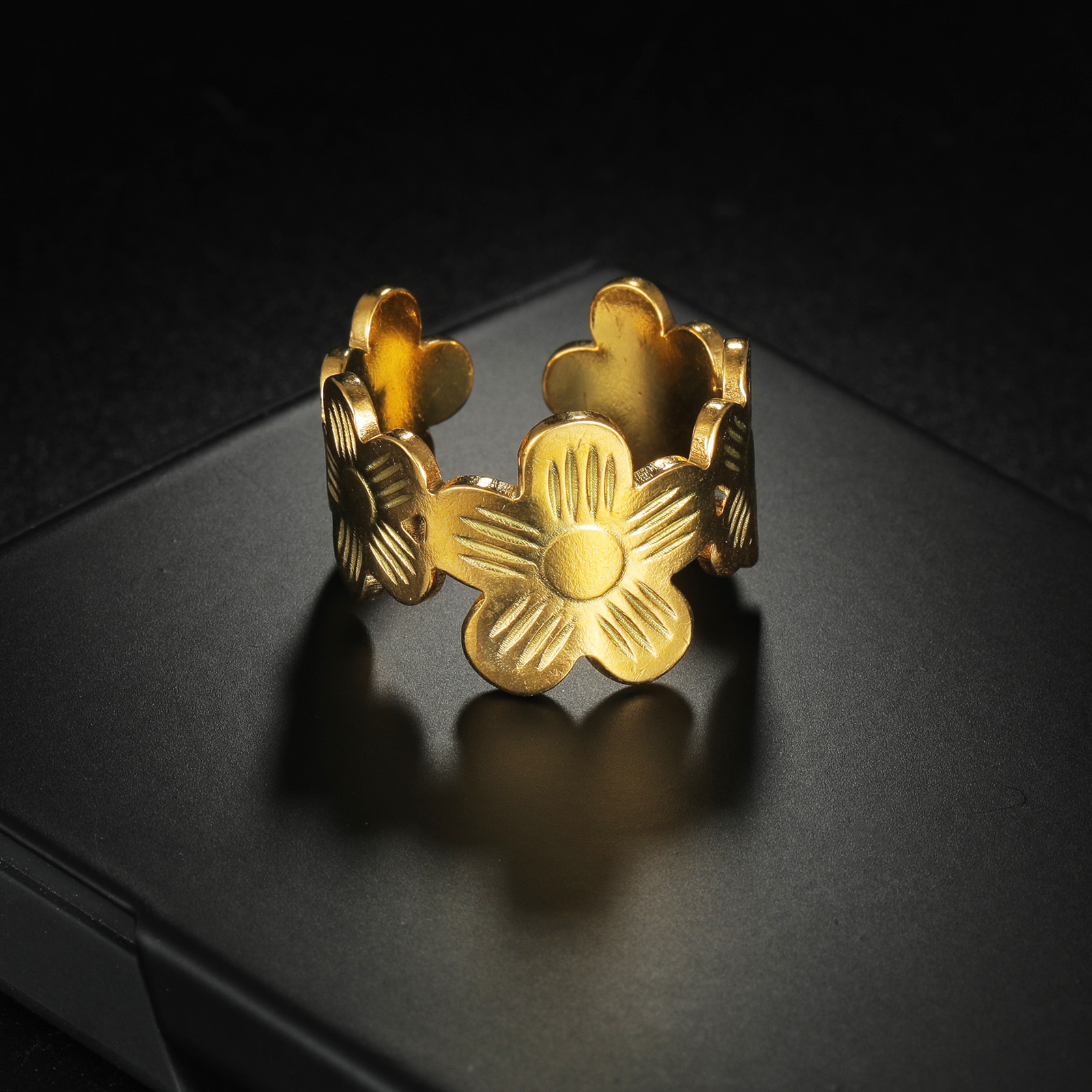 Wholesale of stainless steel rings for cross-border trade in Europe and America, women's flower opening rings, niche, elegant and simple titanium steel rings Specification image