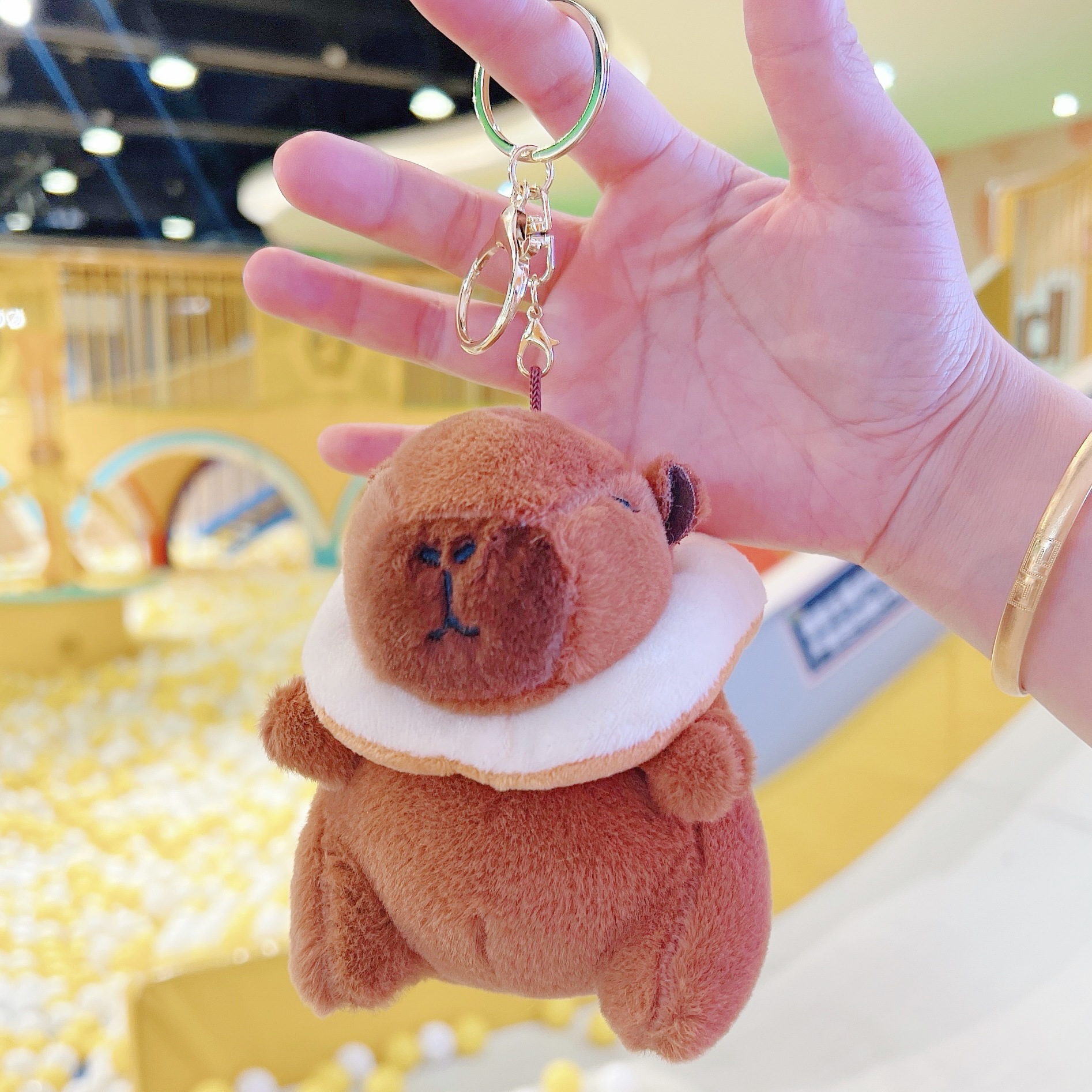 Wholesale of Xiaohongshu guinea pig doll schoolbag pendants, small accessories, plush Kapipala capybara dolls, keychains Application Scenario