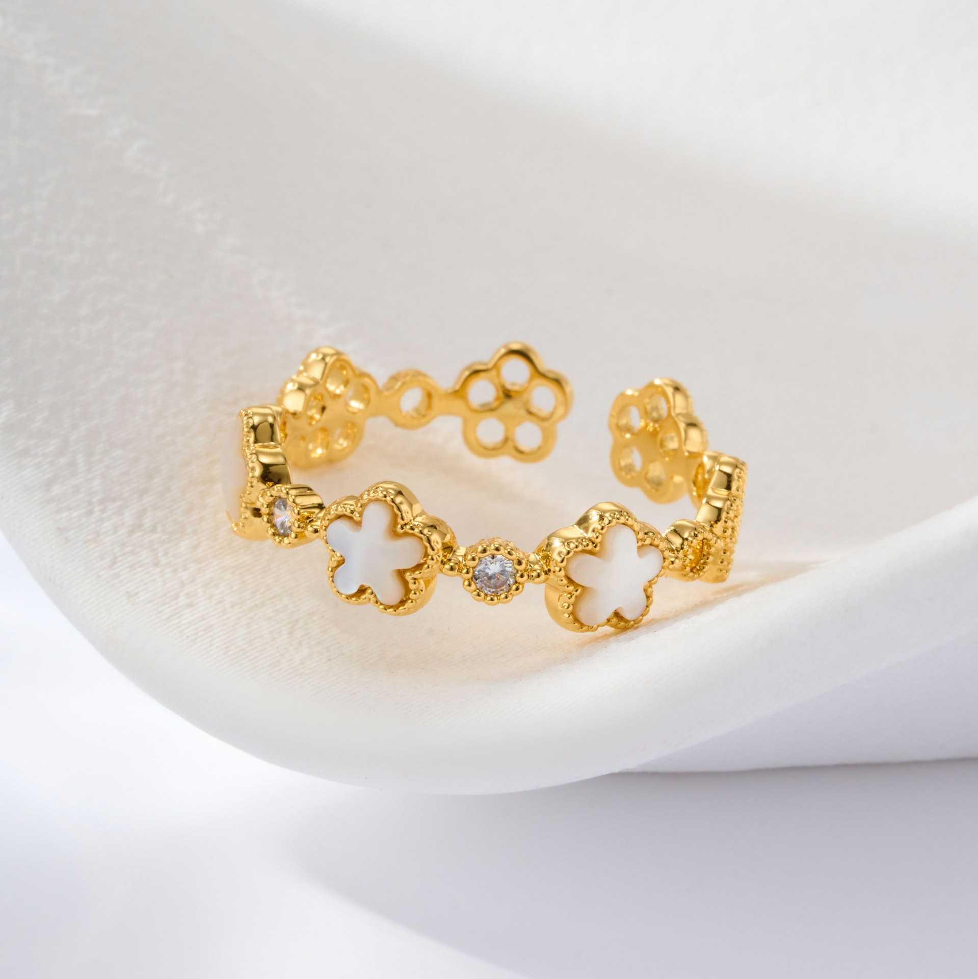 Fuente fábrica luz flores de lujo anillos abiertos aleación de cobre oro verdadero chapado con circonio multicolor anillos ajustables Application Scenario
