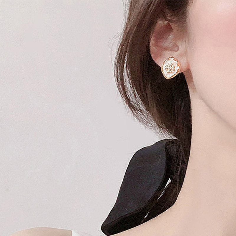 New autumn and winter snowflake stud earrings for women, exuding a sense of high-end elegance and gentle charm. Copper gold-plated creative design earrings for wholesale details Picture