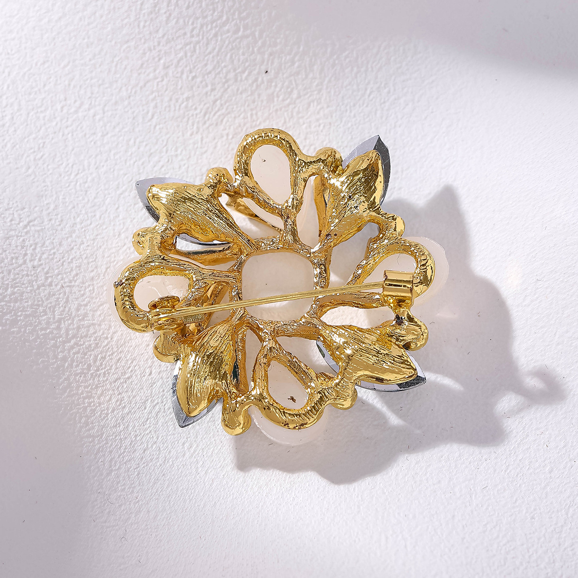 New Bauhinia cat's eye brooch, flower crystal full diamond brooch, silk scarf buckle, stylish and fashionable dual-purpose brooch wholesale Application Scenario