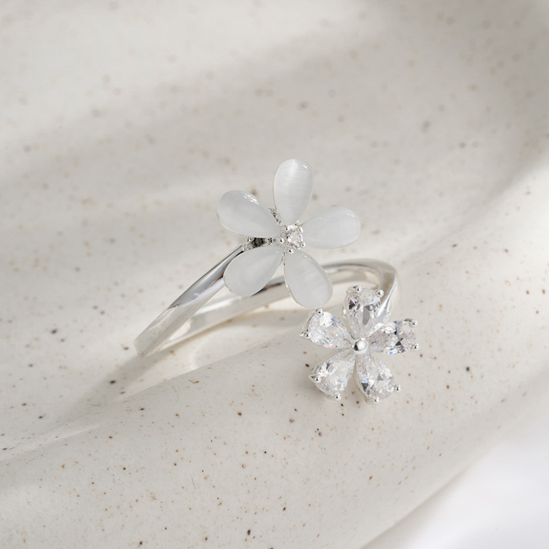 Explosivo estilo ligero extravagancia giratoria doble flor anillo abierto aleación de cobre con circonio opal ajustable anillo de dedo índice Application Scenario
