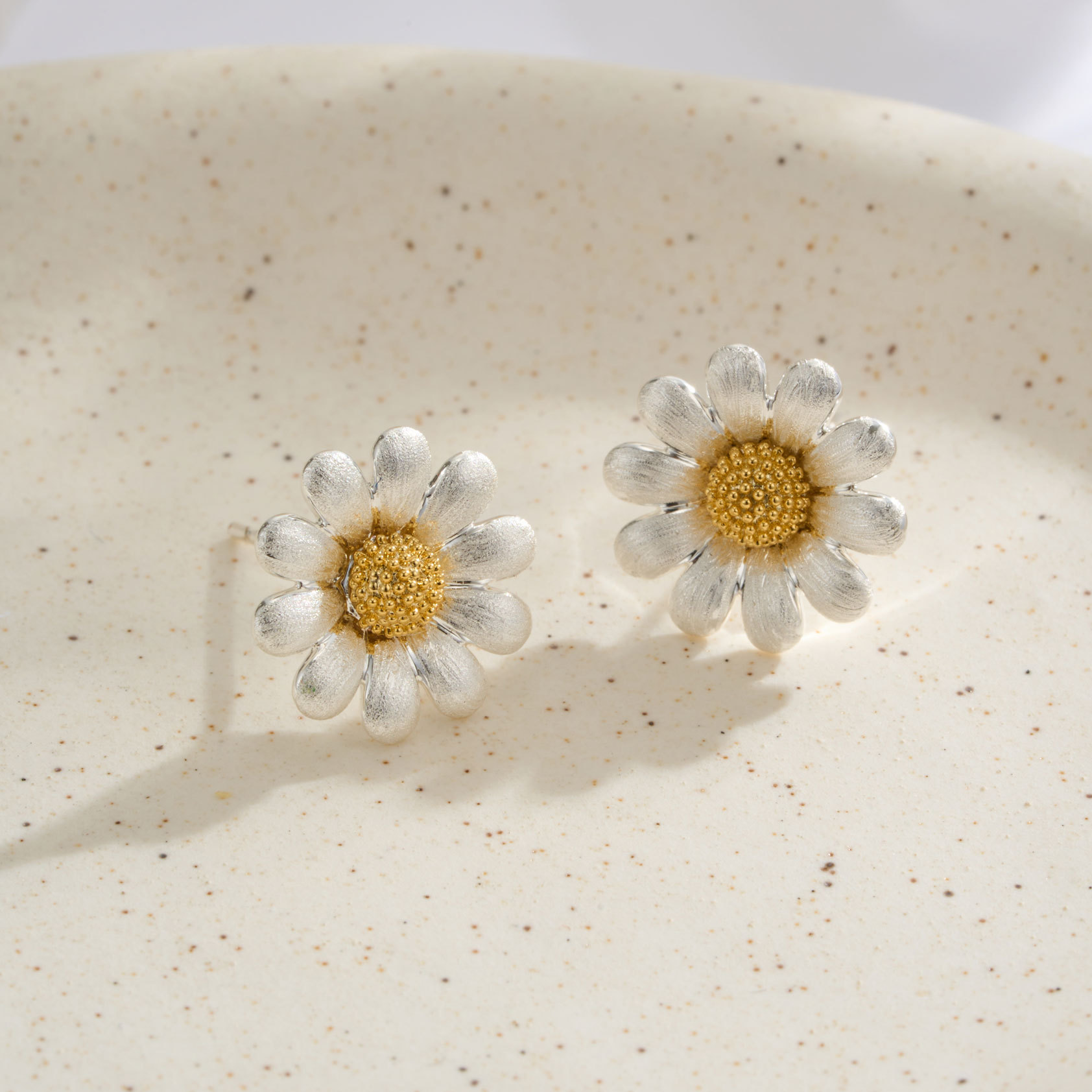 Fresh and girlish style silver Daisy ear studs, copper alloy two-color gold electroplated brushed three-dimensional exquisite flower earrings details Picture