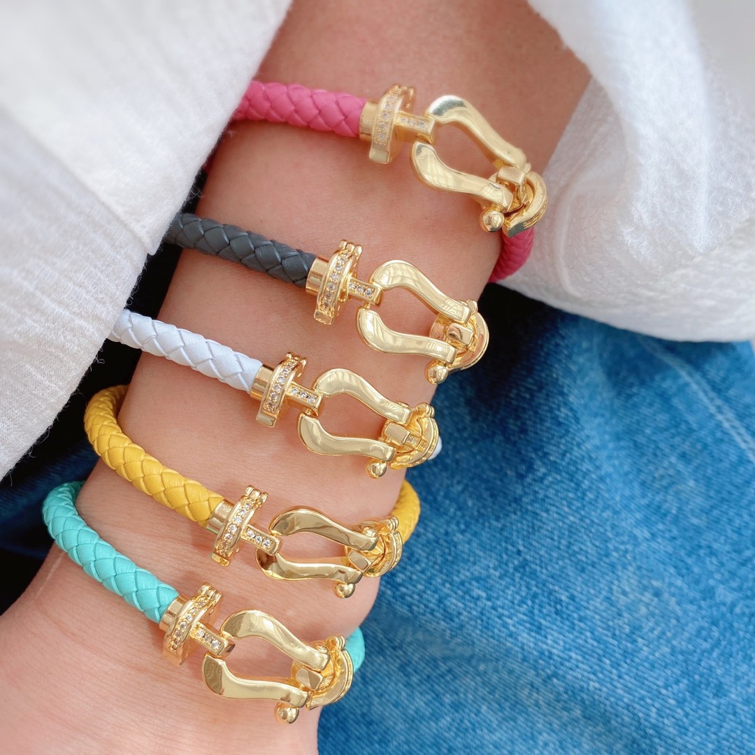 High-end European and American best-selling classic horseshoe buckle bracelet, full diamond magnetic buckle woven leather rope couple red rope bracelet details Picture