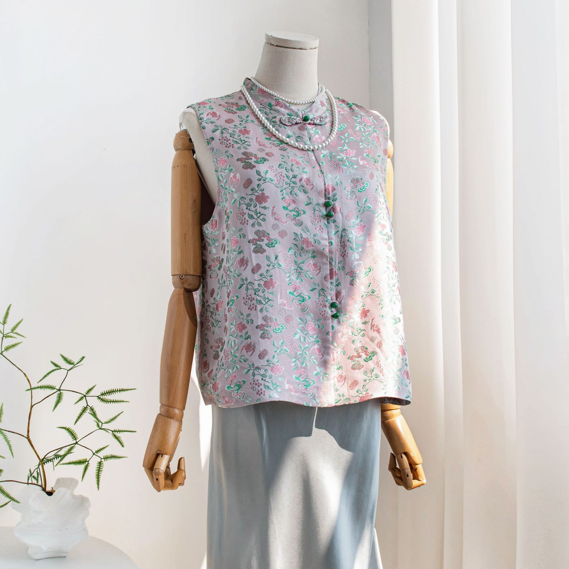 New Chinese-style improved new national trend button-up small stand-up collar jacquard brocade gold heavy industry embroidered vest jacket