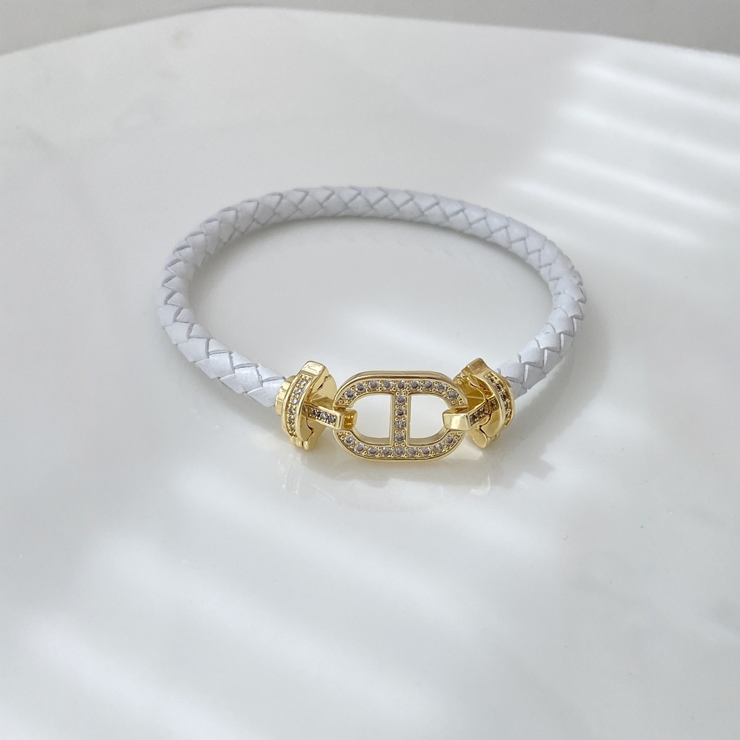 Pig nose red rope leather rope bracelet for men and women, 18k gold copper slightly inlaid with diamonds, high-end DIY bracelet for couples in the zodiac year Application Scenario