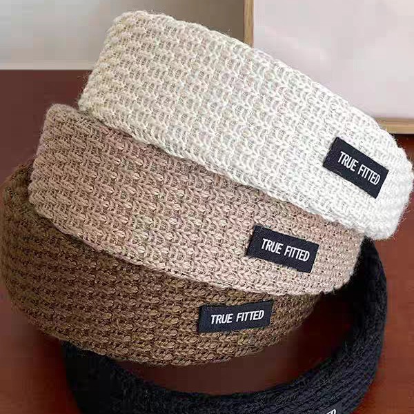 The 2025 new knitted woolen hairband is a retro women's wide-edge headband with a stylish look. It can be worn on the outside for daily use as a hair clip and hair accessory Application Scenario