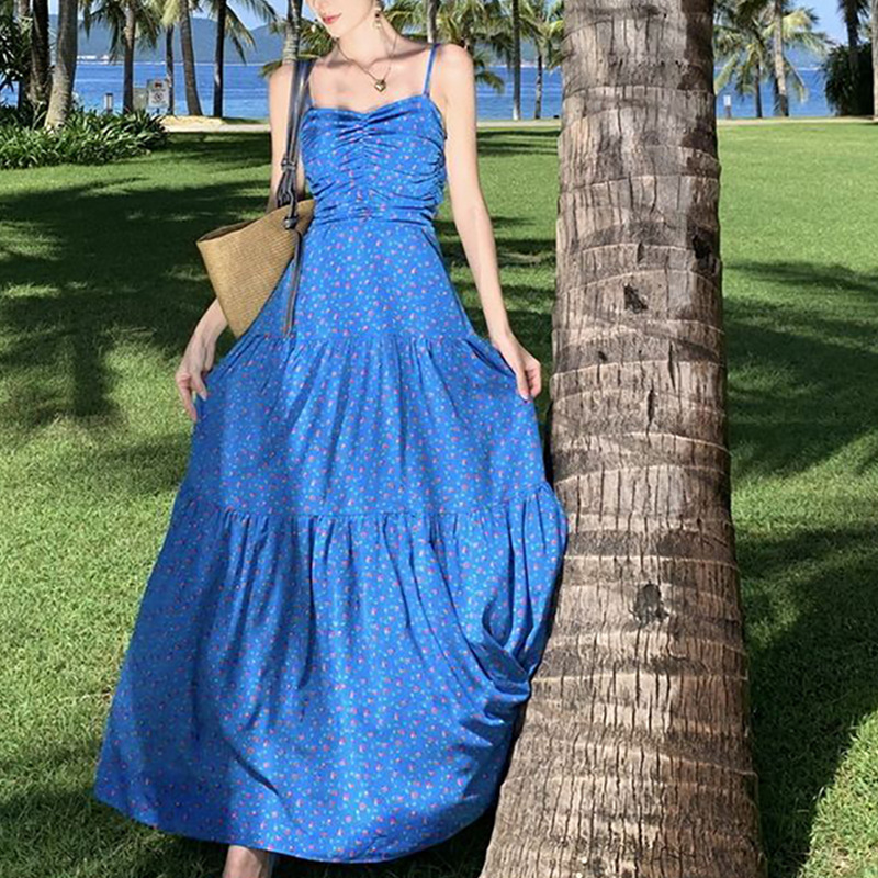 French backless floral blue halter dress, a new summer style long dress with a slimming and waist-cinching design Application Scenario