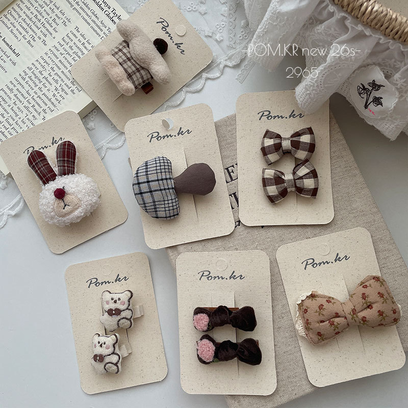 New coffee-colored autumn and winter retro fabric children's hair clips, handcrafted bangs clips, baby bear hair bands, and hair accessories for women Application Scenario