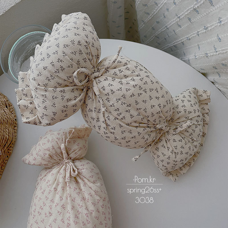 Spring new girlish candy throw pillow, floral cotton-filled baby fabric cushion, ins style atmosphere decorative small items Application Scenario