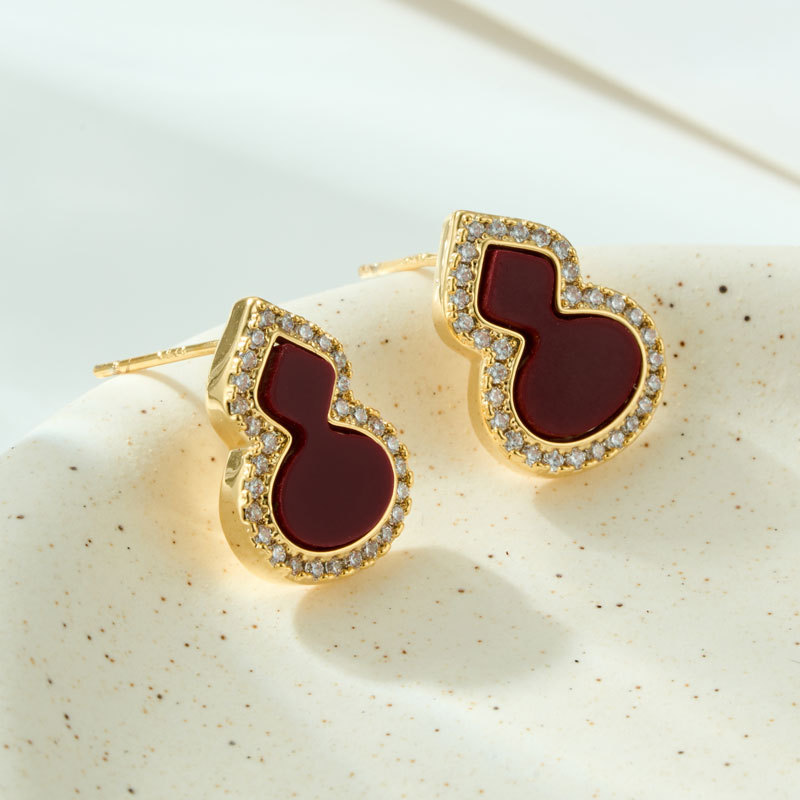 Original design red gourd ear studs, copper alloy with micro-inlaid zircon plates, high-end s925 silver needle exquisite women's earrings Application Scenario