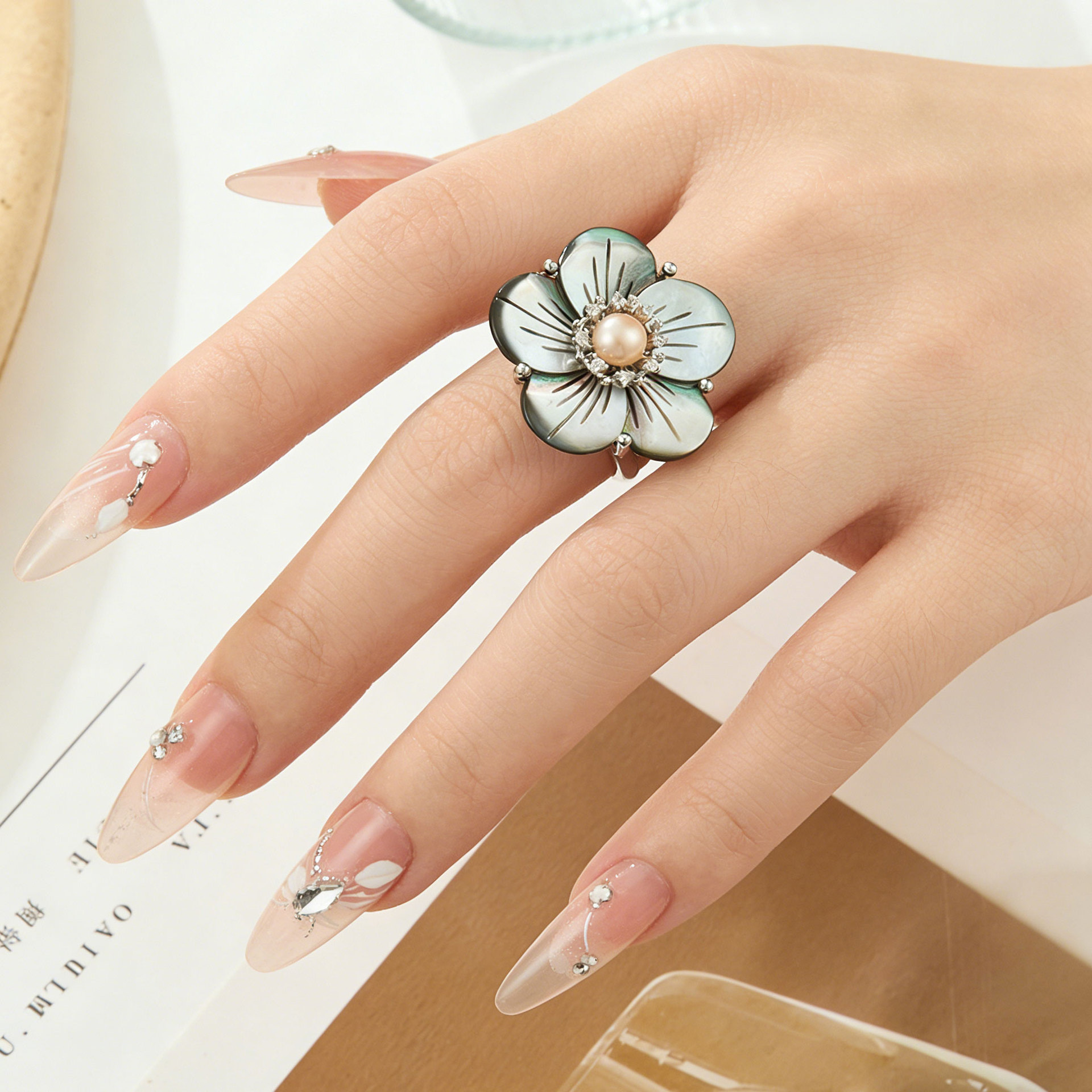 High-end natural black mother-of-pearl flower open ring, copper alloy inlaid with zircon freshwater pearls, adjustable ring ring details Picture