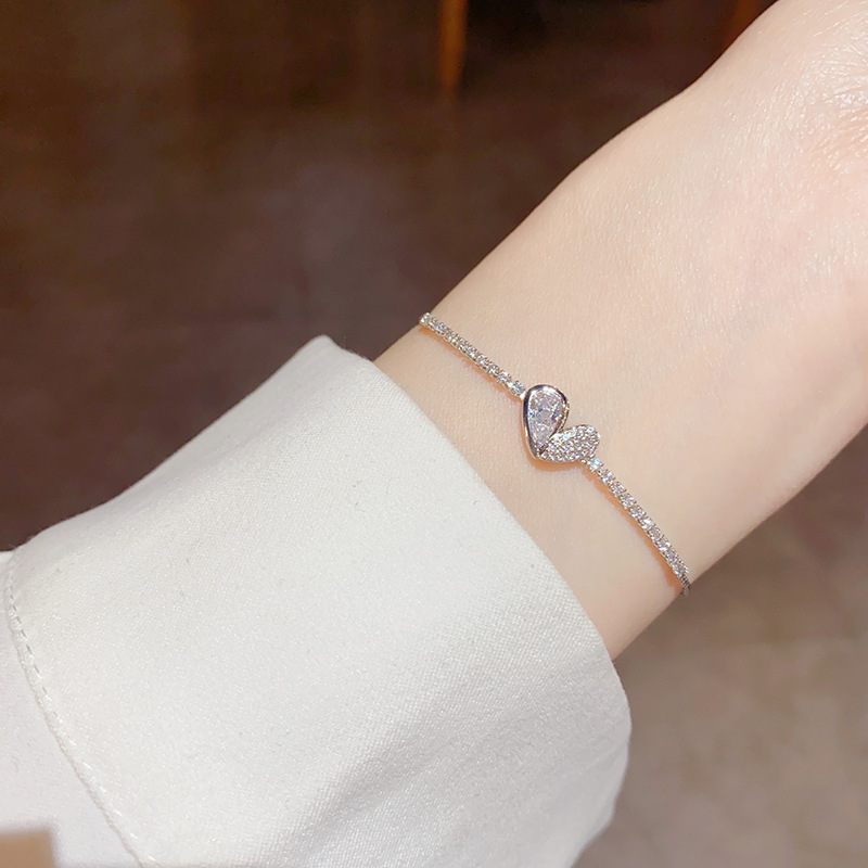 The same style of Douyin, light luxury, fashionable and sweet, slightly inlaid heart-shaped bracelet, with a sense of high-end, niche design and elegant charm Item Picture