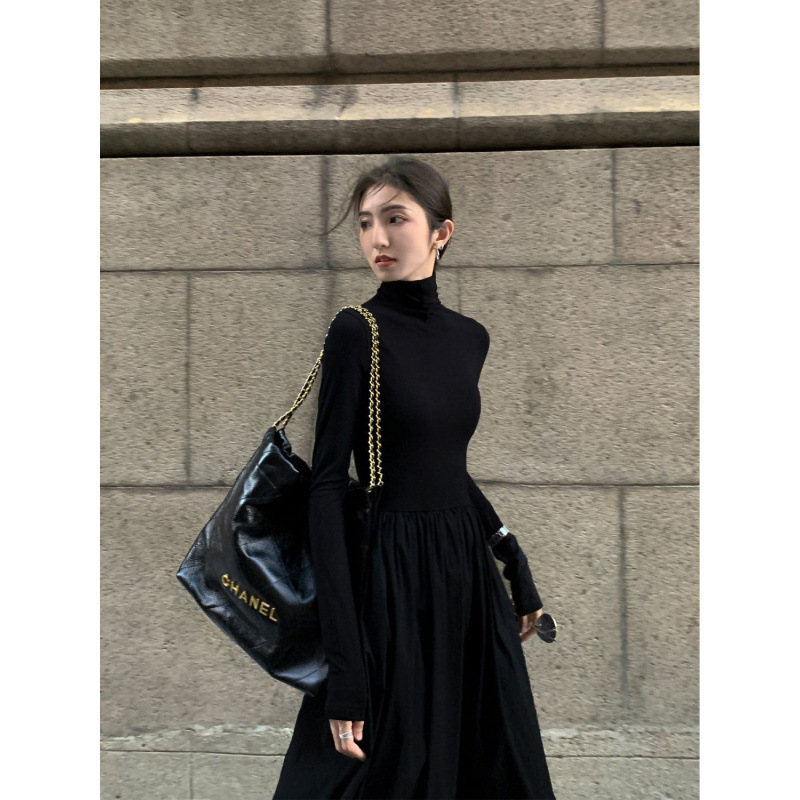 This high-end Hepburn stylish dress is a new Korean style for women in the autumn of 2024. It looks slimming with a knee-length base layer and a long skirt underneath details Picture