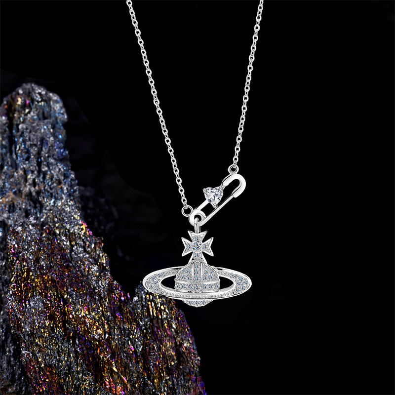 The Saturn series is now adorned with a large diamond Saturn necklace, a unique and stylish pure silver collarbone chain gift that has become a hit on Instagram details Picture