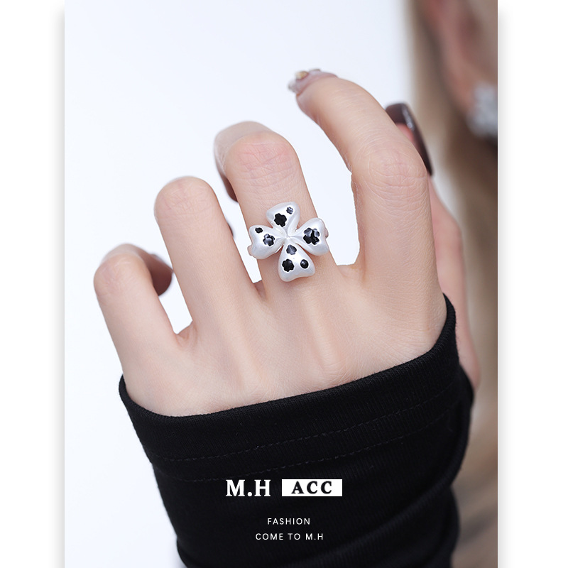 The four-leaf flower ring for women exudes a sense of light luxury and sophistication. It features an original design and personality, is fashionable and versatile, and can be adjusted as an index finger ring Specification image