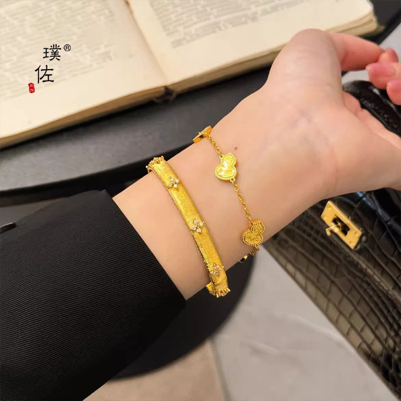 璞佐金店同款沙金点钻四叶花拉丝卡扣手镯女轻奢高级感复古手镯白底实物图