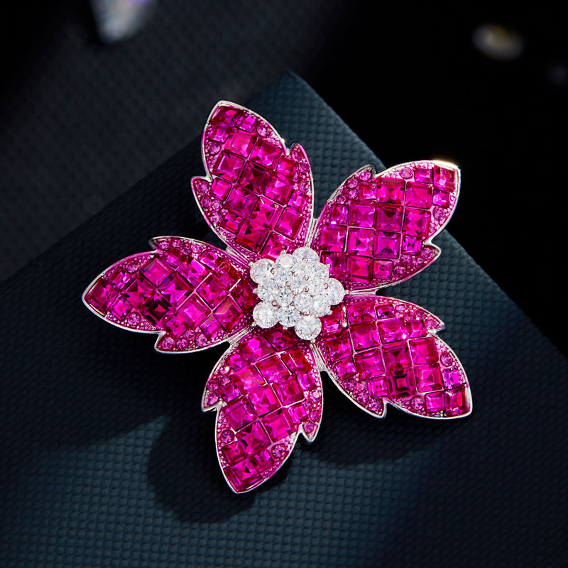 Heavy industry high-end red, pink and blue three-color diamond flower brooch, original light luxury suit coat accessory, exquisite women's pin Application Scenario