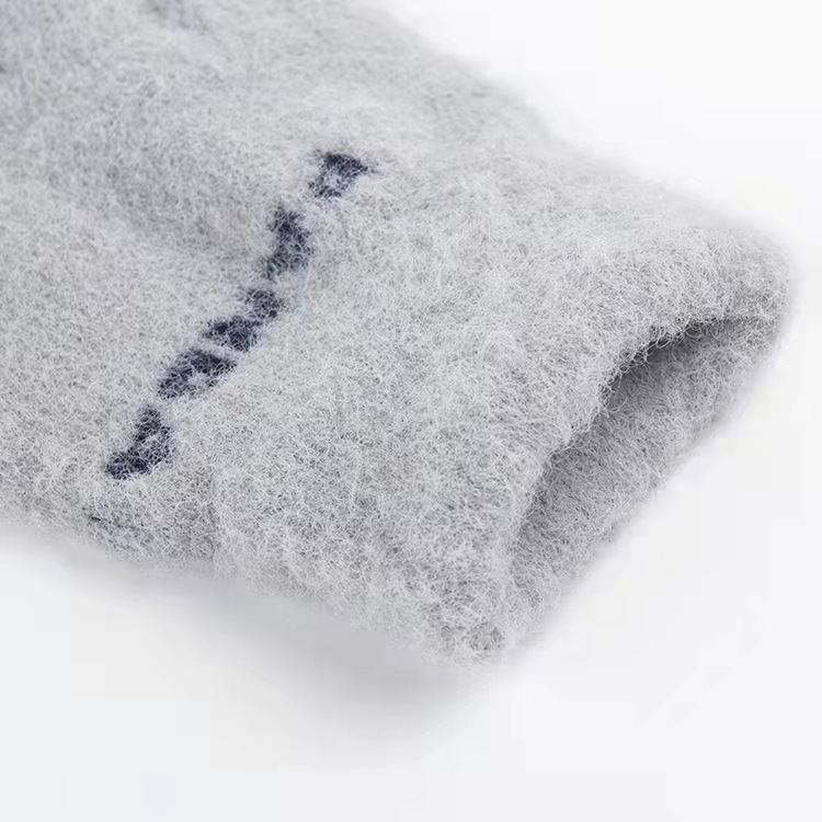 The new winter faux mink gloves for women with two and a half fingers are warm and fashionable. The panda gloves are designed for students to keep warm while writing Specification image