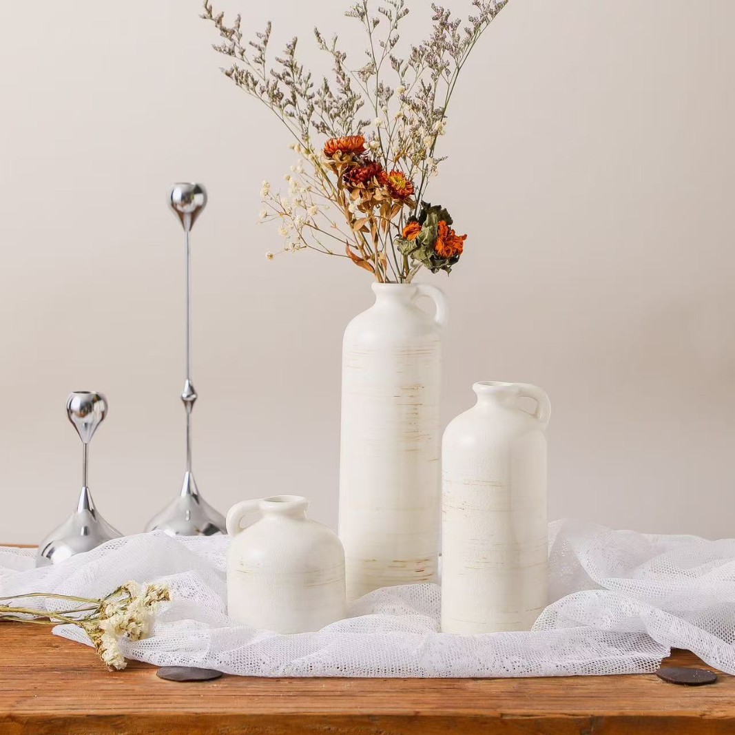Amazon export crack-glazed antique ceramic vase, retro white home living room dried flower decoration, simple floral art piece, white ceramic bottle paired with dried flowers
