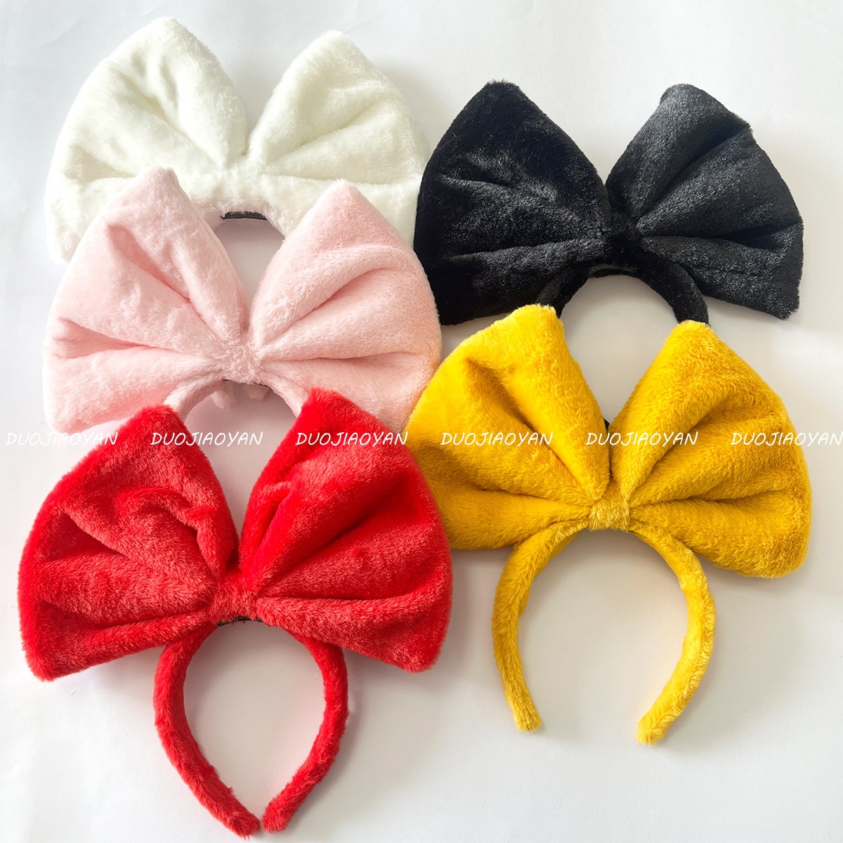 A super large three-dimensional plush high skull top bow headband with a sweet atmosphere, a high-end hair accessory for travel photos Application Scenario