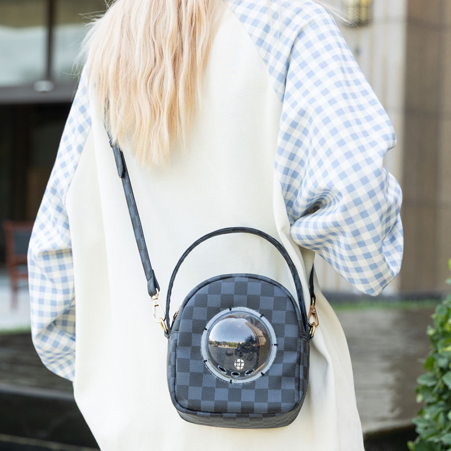 Pet bag, lightweight, small and exquisite, pet water bottle, DIY doll, eye spirit parrot, outdoor plush toy, embroidery piece Application Scenario