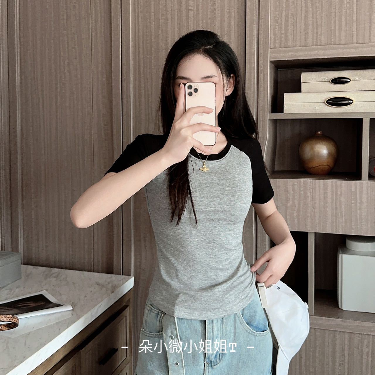 This is a new retro off-the-shoulder short-sleeved T-shirt for women in summer 2024. It is a fashionable round-neck base layer and a breathable casual outerwear details Picture