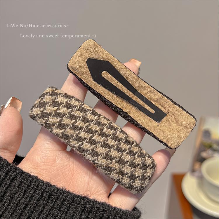 Maillard's thousand-bird checkered coffee-colored side hair clips for women exude a retro charm. Side fringe hair clips and bb hair clips Specification image