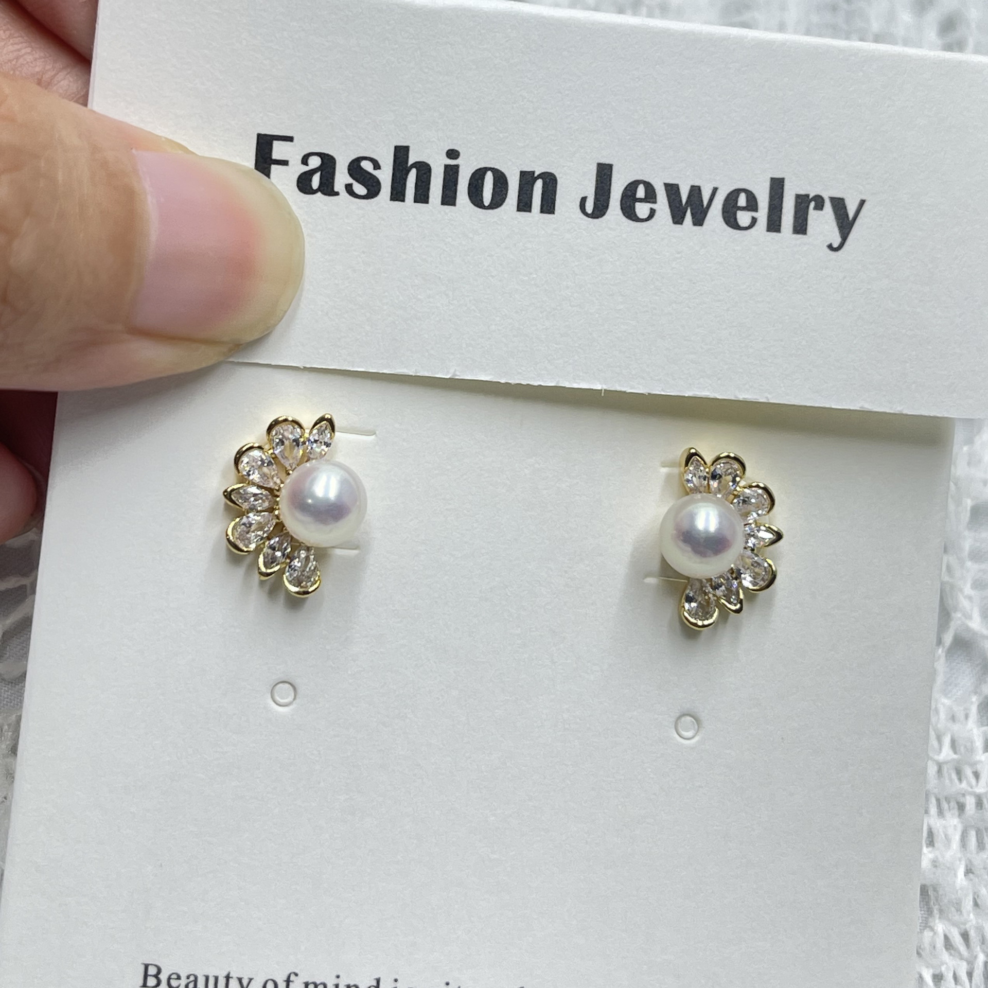 Cross-border Roman holiday pure silver stud earrings, freshwater pearl small round plates, daily retro French light luxury exquisite and elegant ear details Picture