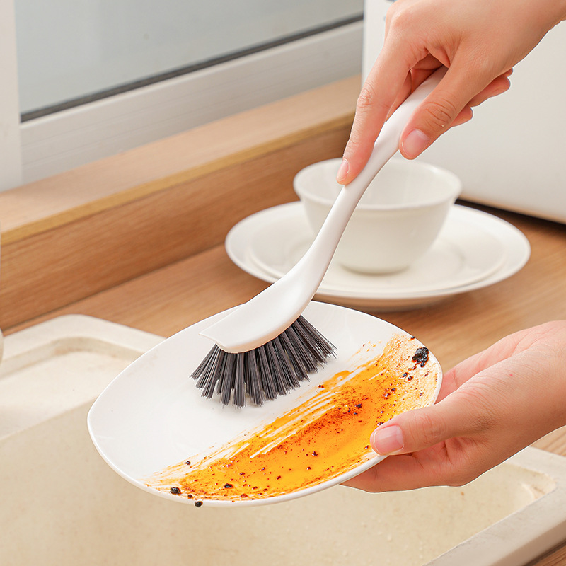 The pot brush with a round head and a long handle can be hung. It is a multi-functional cleaning brush that can be used to clean the bottom of POTS. It is a household tool for removing oil stains Specification image