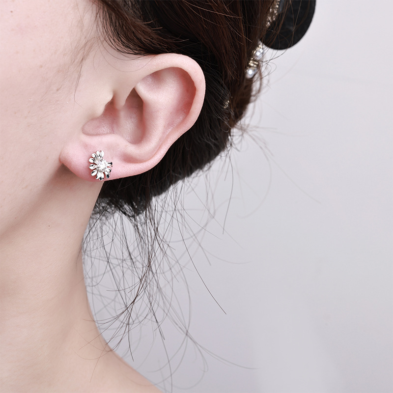 Zhuoheng carefully selects flower-shaped pearl stud earrings, earrings and ear sticks. These are simple and elegant, fashionable and versatile earrings for girls