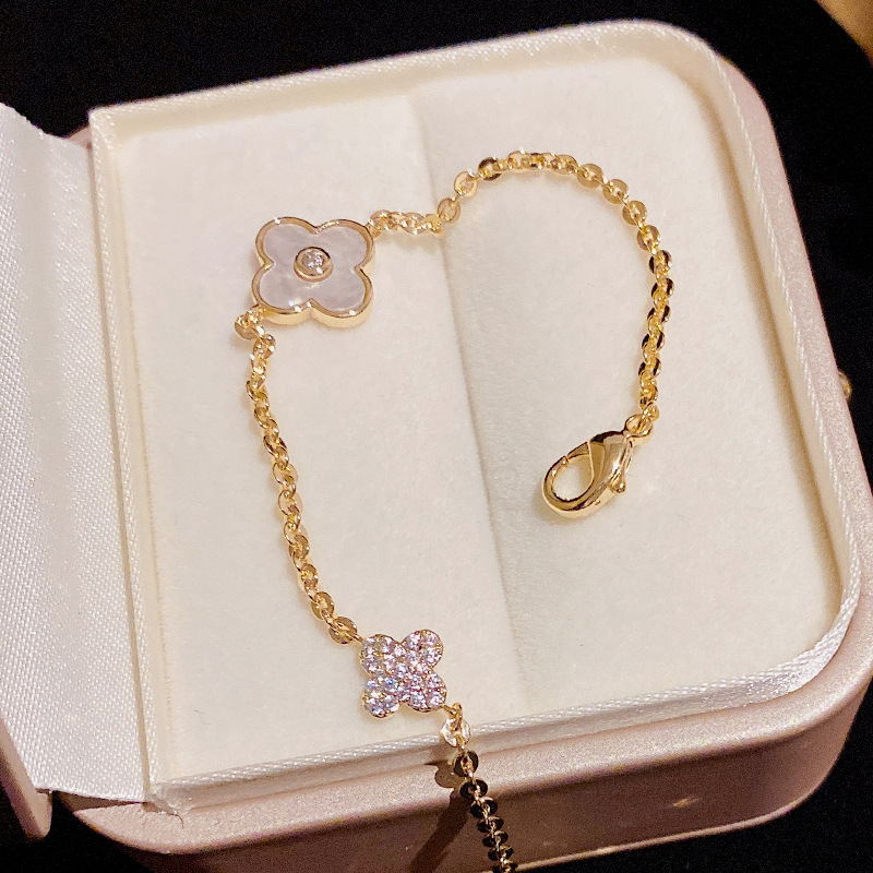 A trendy, fashionable and fresh, slightly inlaid zircon shell four-leaf flower bracelet, a light luxury and niche individual and elegant accessory Application Scenario